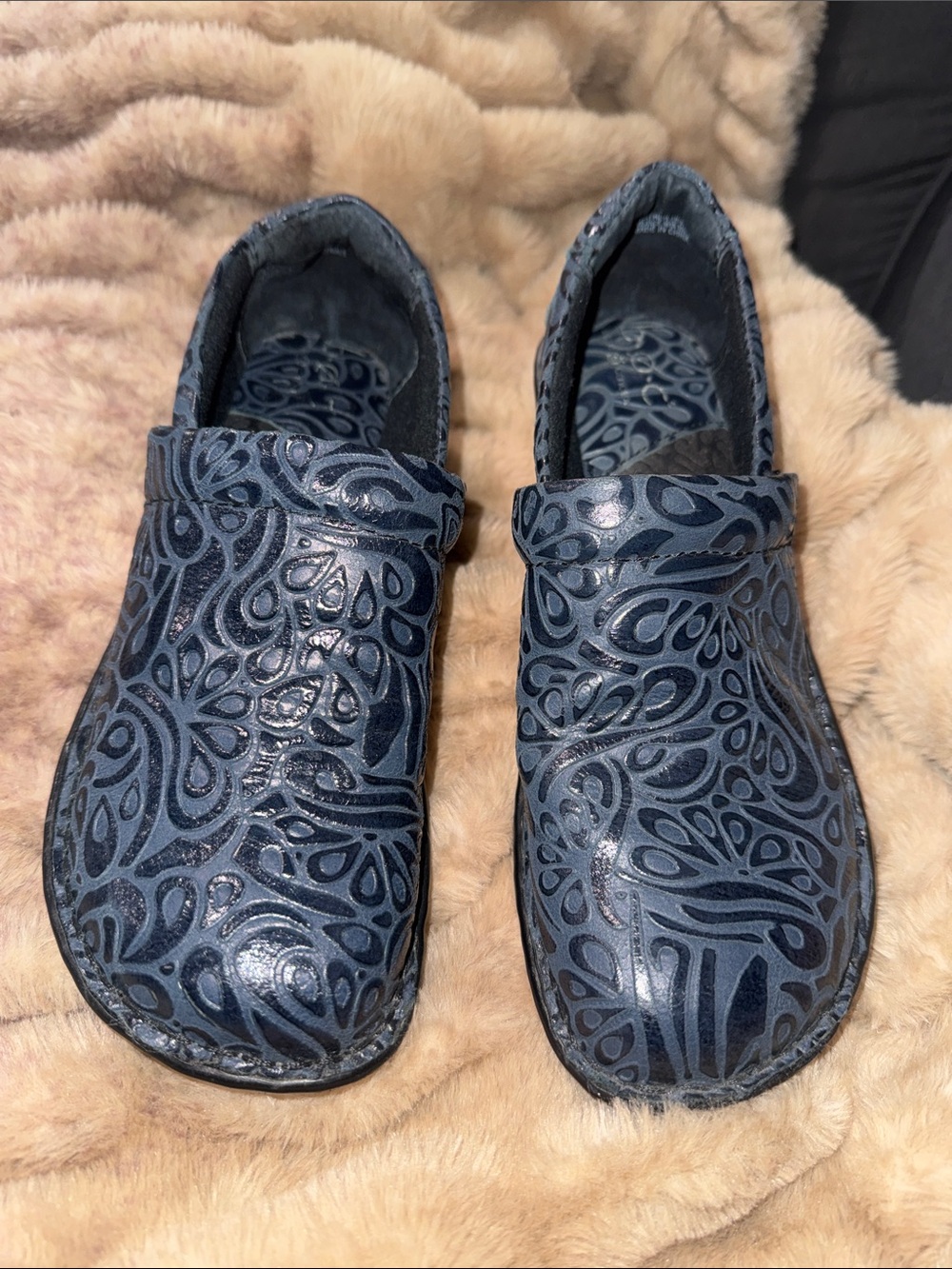 B.O.C. Born Slip-on Navy Nursing Shoes 8, clogs, leather floral embossed design